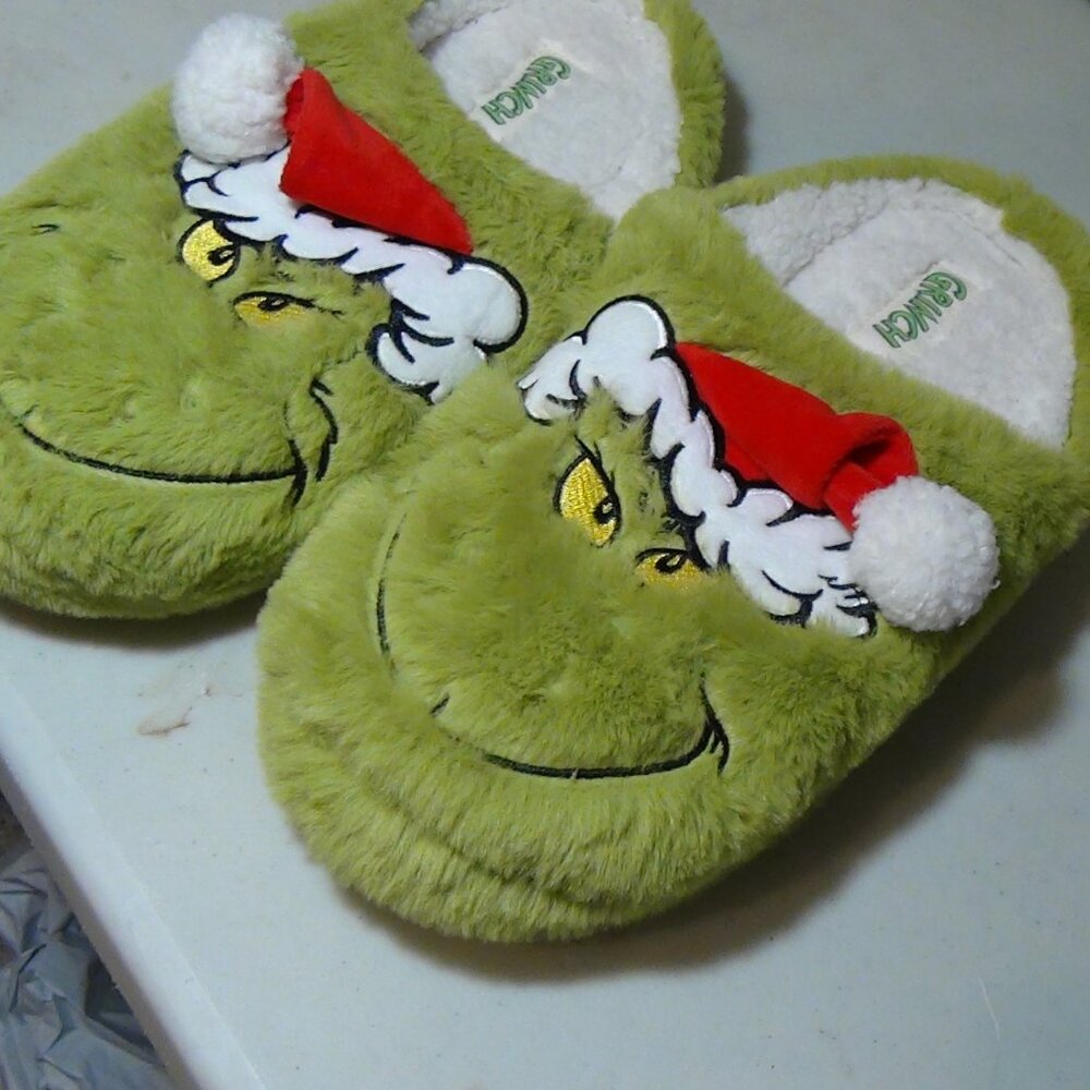 Dr. Seuss The Grinch Mens Plush Faux Fur Slip-On Christmas Slippers Green Red
